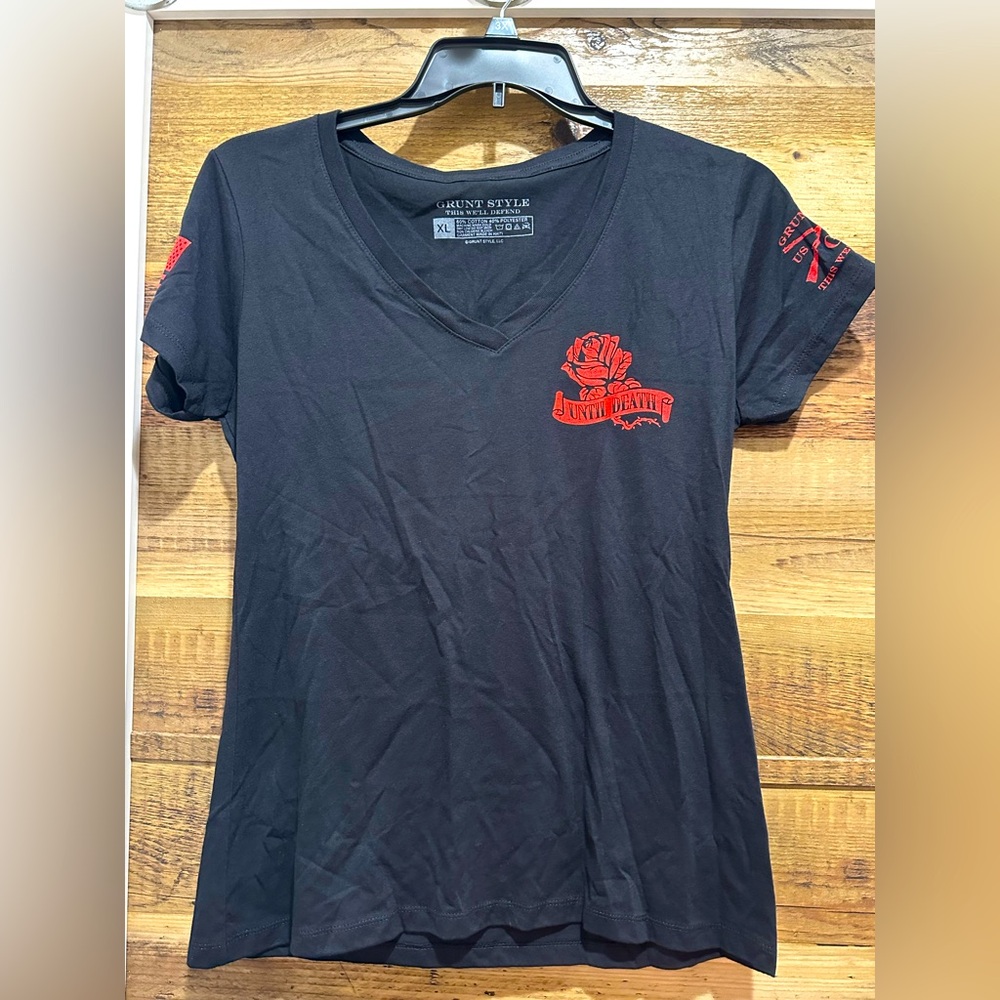 Grunt Style Black V-Neck Women’s XL Tee with Red Skeleton Love Design - NEW